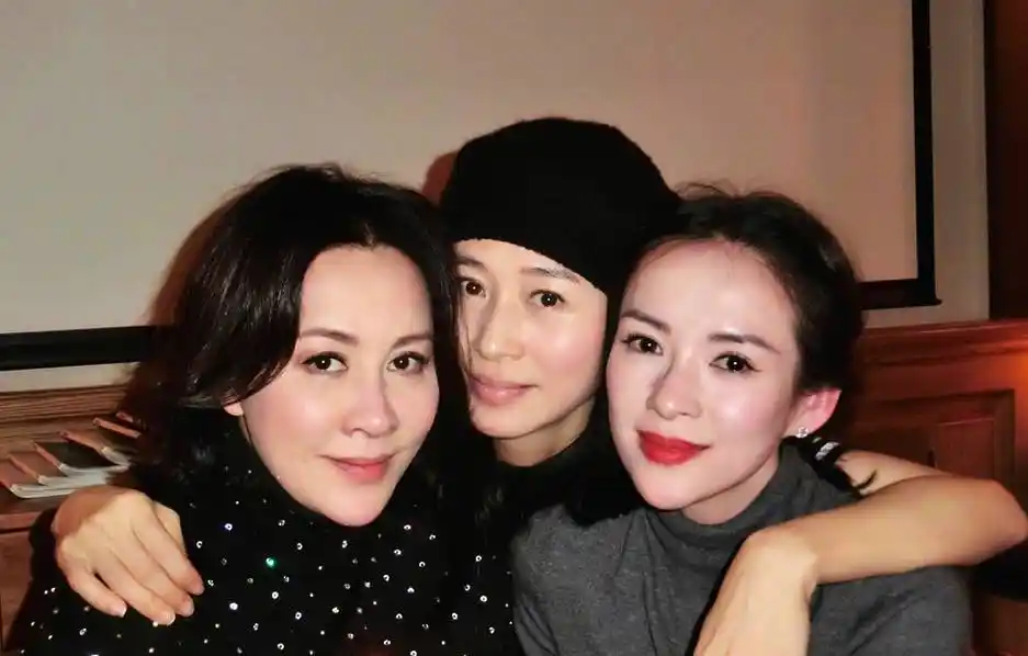 气场女神同框!刘嘉玲章子怡皮肤透亮会发光