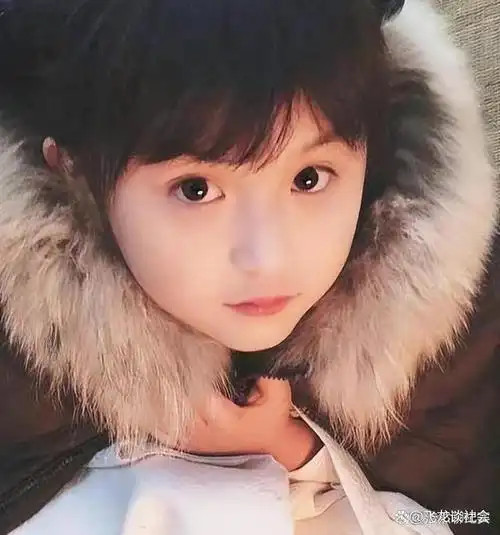 随后,刘楚恬又在《陆垚知马俐》中出演了童年时期的女主角,一袭粉裙满