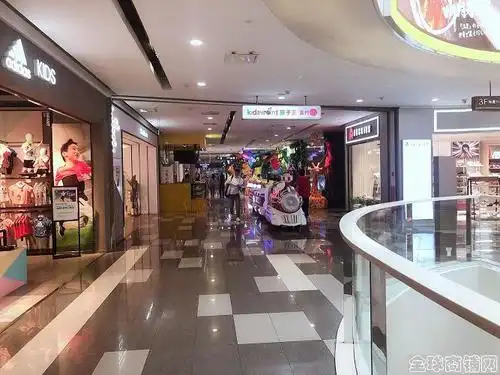 (迅帮网)泉城路世茂广场商场内铺饮品店转让