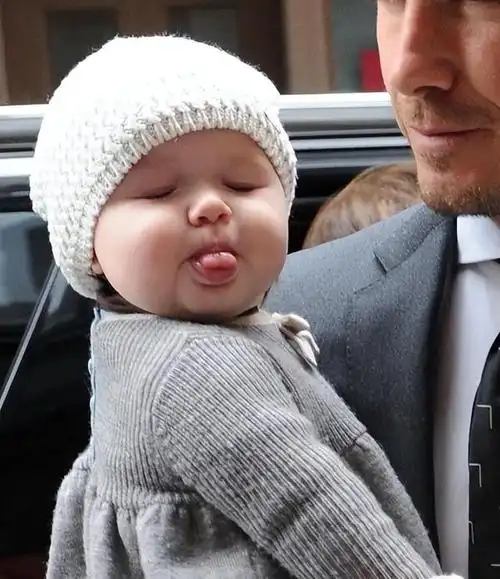 贝克汉姆夫妇为女儿庆生!12岁小七身高直逼母亲,睡衣出镜太显老