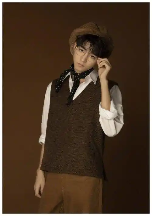 王俊凯身上穿着深棕色的背心