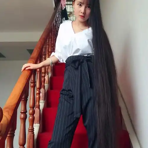 头发特长的岳缨涵爱画画 - [中国长发网]