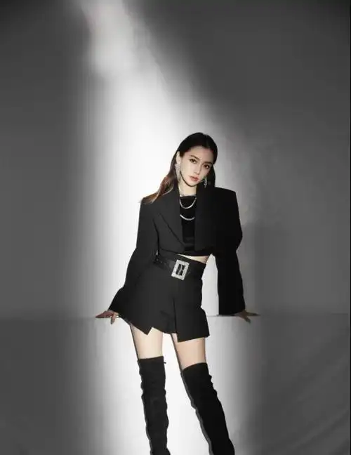 杨颖的西装穿搭,搭配上黑色短裙,看上去性感又精致