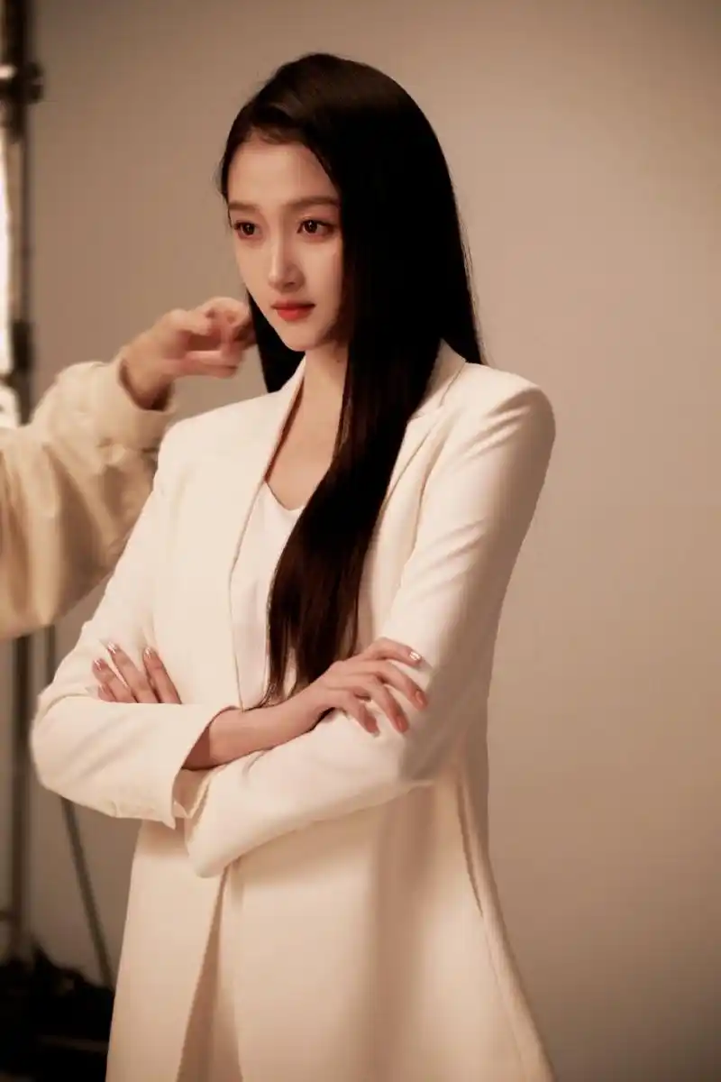 关晓彤白西装与绿衬衫造型,干练清爽跃现