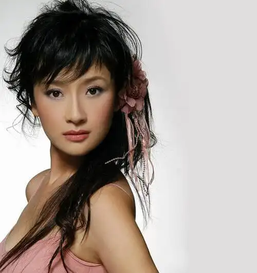 出生于江苏省南京市,2003年毕业于中央戏剧学院表演专科班,中国内地女