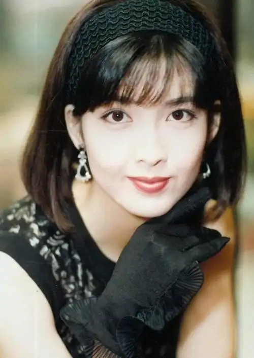 周慧敏为了耐老不晒太阳不生育今56岁自然老去的脸令人惊叹