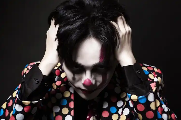 带上微笑掩饰悲伤生活中谁还不是个小丑拍多了别人自己也上个镜