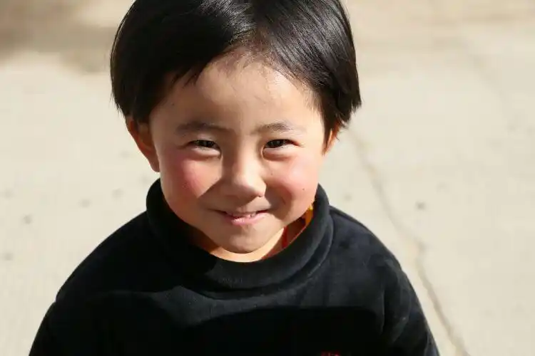 家门口的孩子们,天真无邪,活泼可爱!