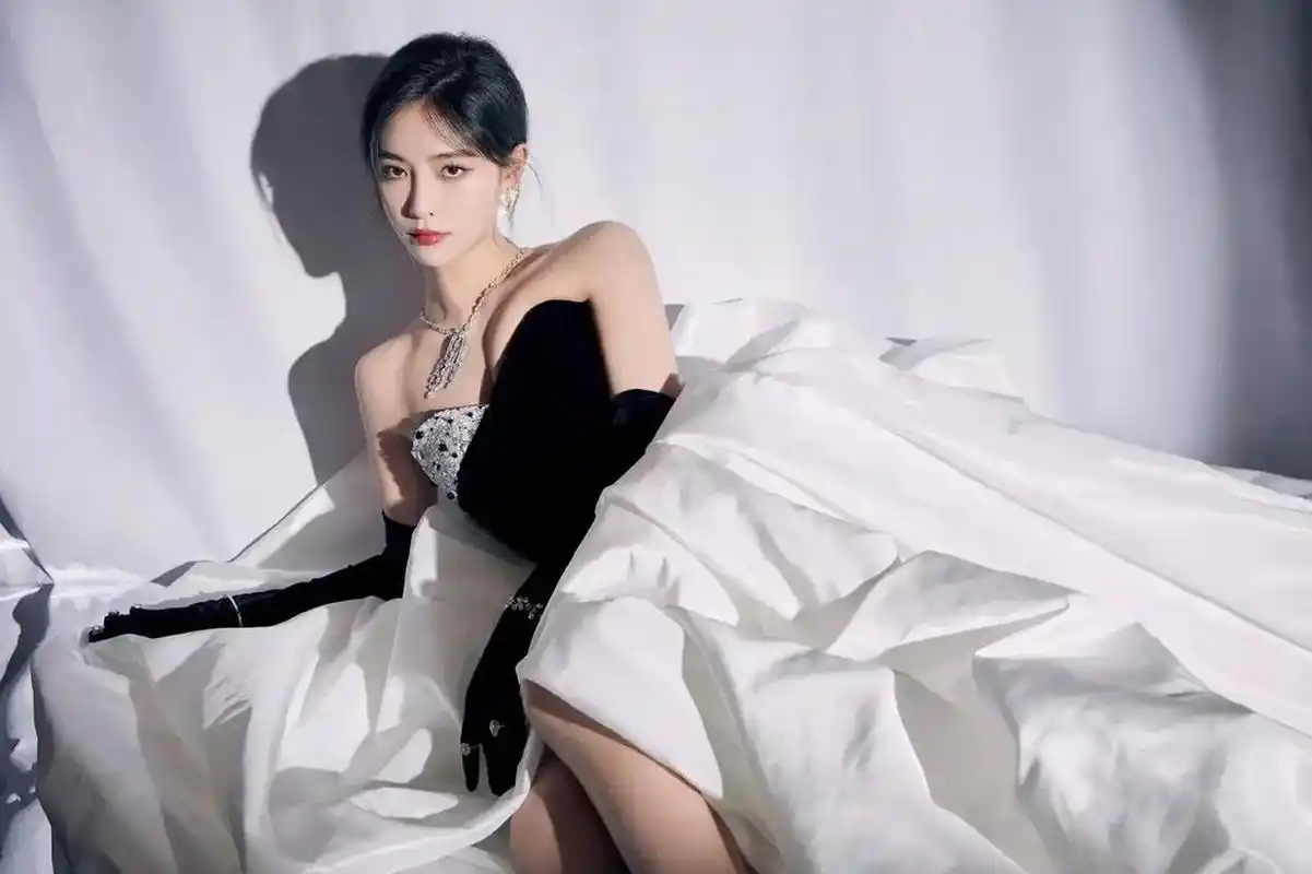 许佳琪 闪钻抹胸拼接礼服,复古摩登,矜贵优雅.