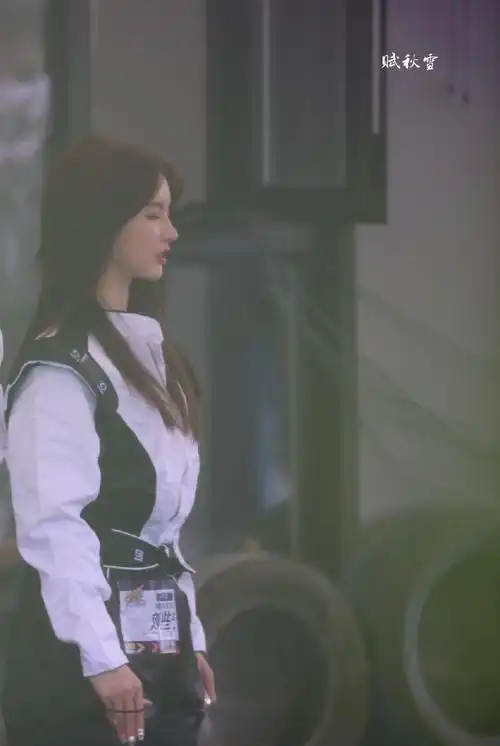 刘些宁超话#全世界最好的刘些宁#"秋有三五七言,我有几朵浪漫.