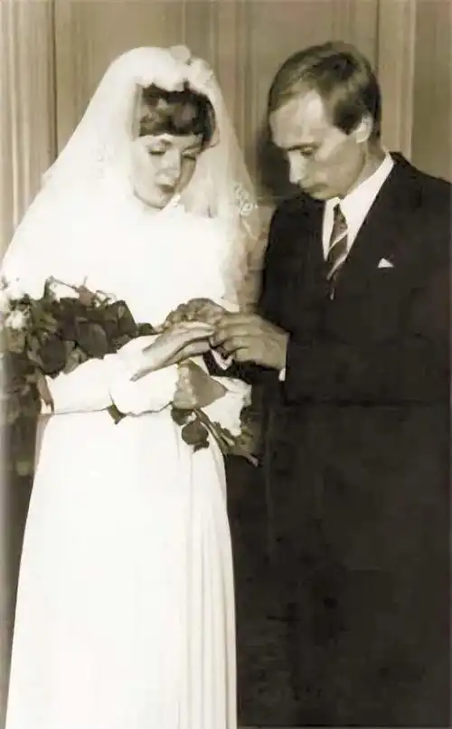 于是,普京与柳德米拉在1983年7月28日在涅瓦河畔的一艘邮轮上举办简单