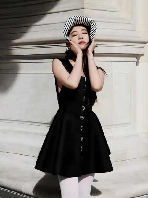 刘亦菲小黑裙##刘亦菲秀场造型#  【刘亦菲巴黎时装周lv看秀loo·