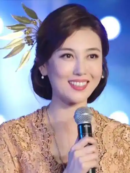 央视最美主持人李红挺着孕肚仍旧坚持工作面对镜头强忍泪水1