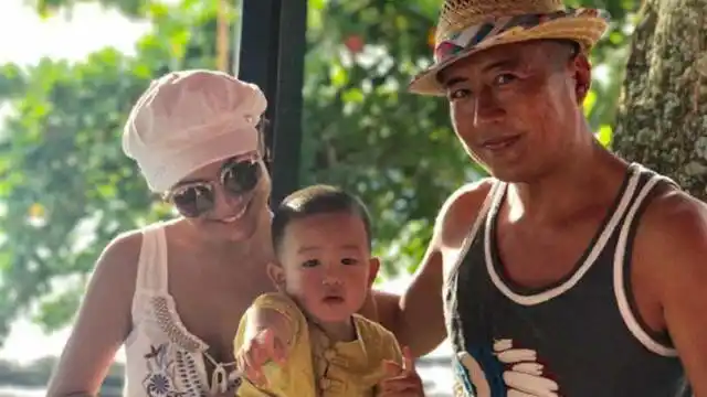 硬汉高曙光长胖了,接3岁儿子放学画面温馨,20岁女儿漂亮随母亲