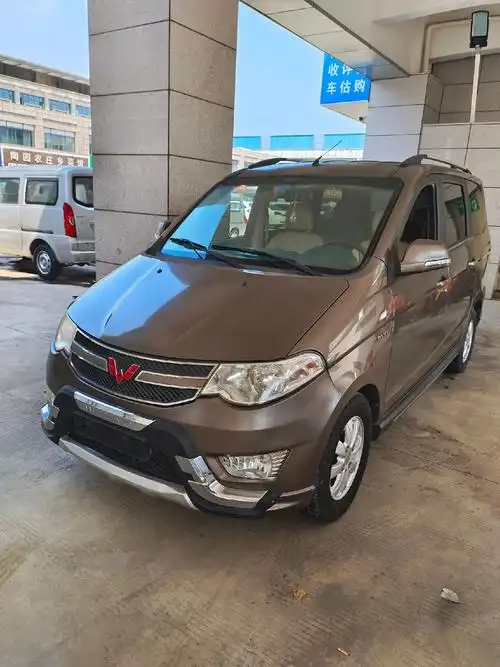 16年五菱宏光s,1.5l发动机,真皮高配版,带安全气囊,铝 - 抖音