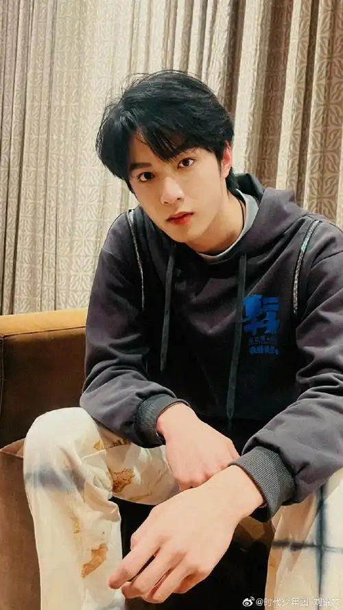 刘耀文情人节营业照#刘耀文情人节营业了,这几张自拍帅爆了!