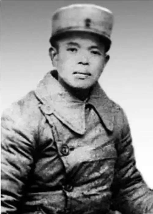 50年肖华刚调到北京,路边瞥见香烟小贩:这不是杀害黄骅的凶手吗