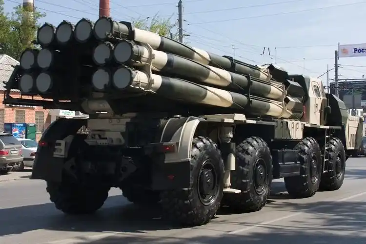 公里的玛卡耶夫卡地区,出现了一门bm-30型300毫米"龙卷风"重型火箭炮