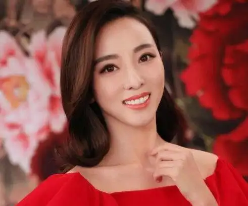 曾经风头甚至一度盖过董卿,不过随着李思思结婚生子,关于她的一些