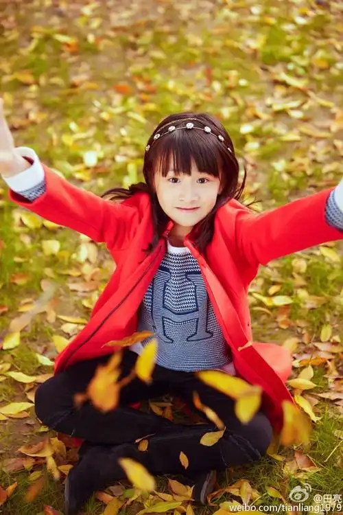 田雨橙森碟红衣写真坐在落叶上文艺唯美图片