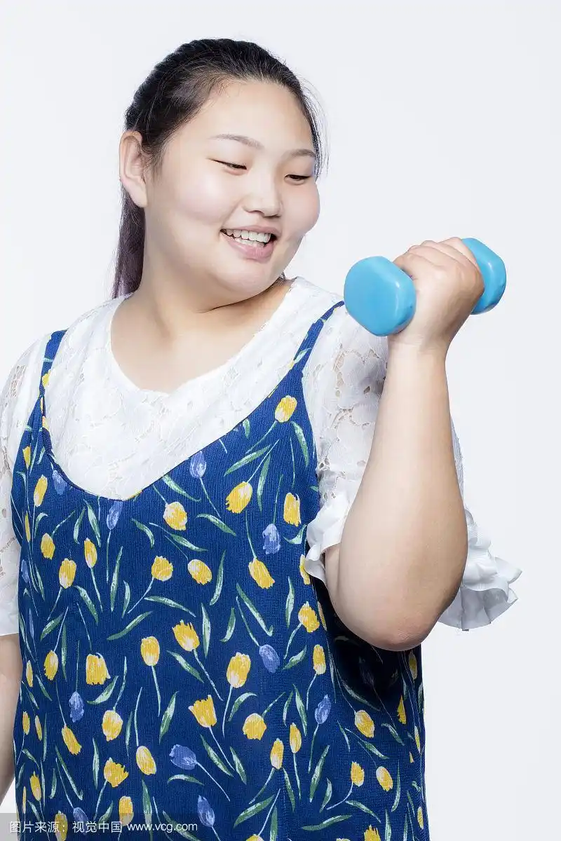 举着哑铃的可爱胖女孩