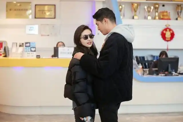 确定恋爱关系后王子文吴永恩机场出镜画面感很美