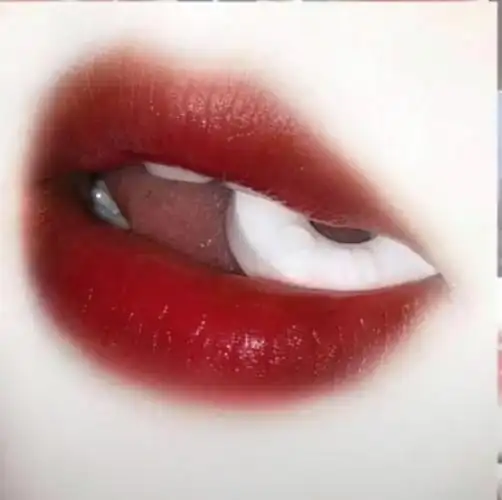 红红的嘴唇外加1份可爱