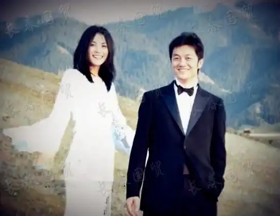 王菲李亚鹏昔日结婚照曝光,恩爱甜蜜脸上洋溢着幸福笑容