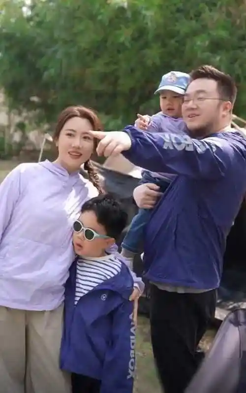 宋丹丹与儿子一家春游,儿孙满堂羡煞旁人,网友:英达黯然神伤