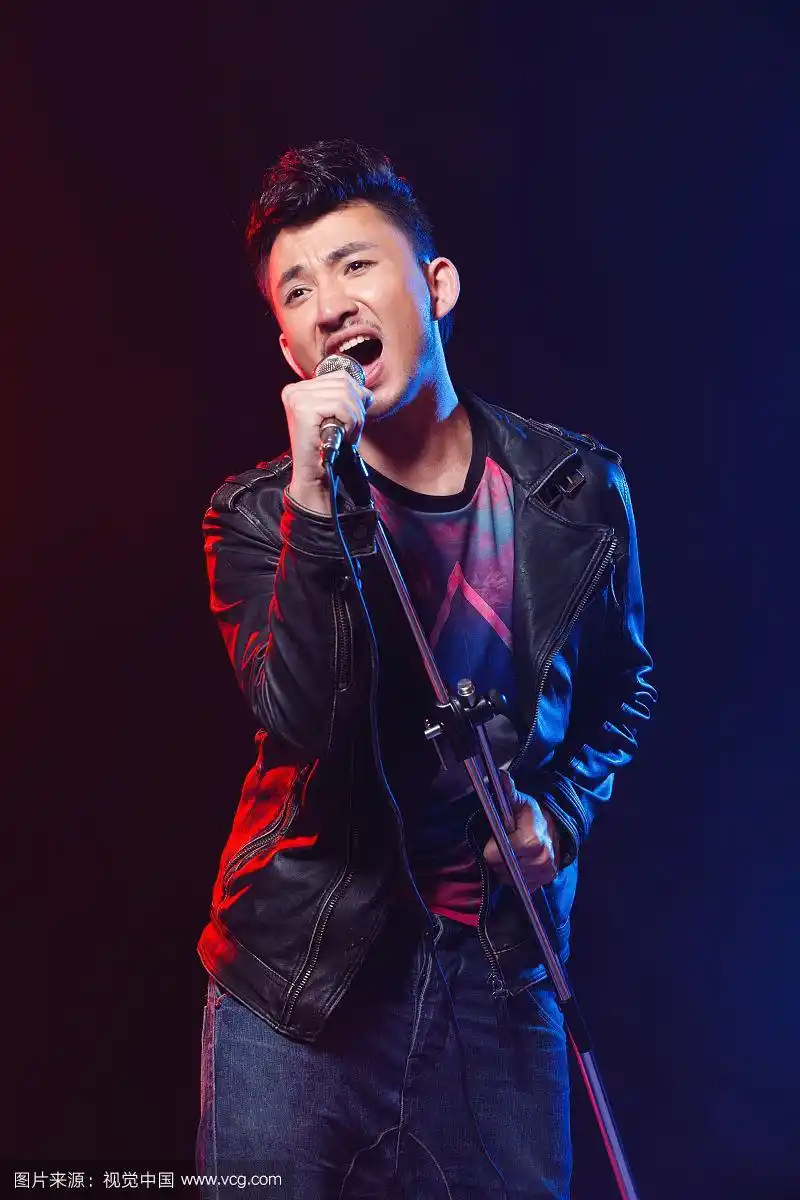 年轻男人在酒吧唱歌