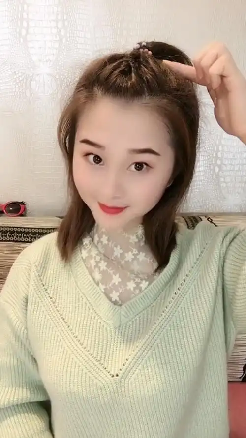 来给大家分享一个半扎半披的的发型 简单易学