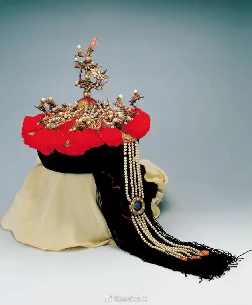 清 金累丝嵌珠凤妃冬朝冠 故宫博物院藏