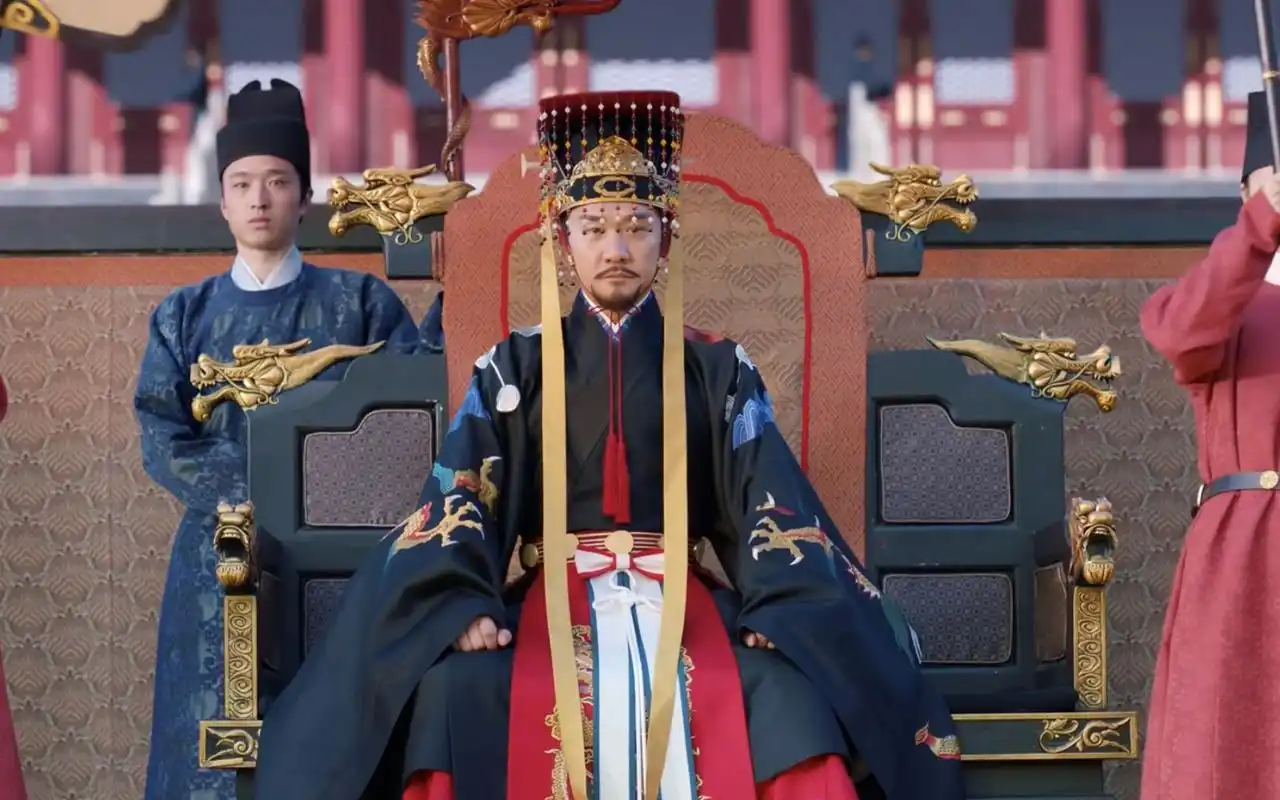 结合之后,用宋代的龙纹来调整,做出来的皇帝冕服加了一些想象的成分