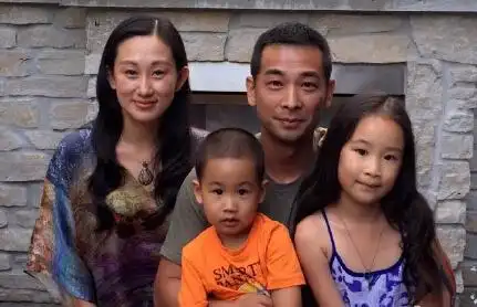 赵文卓妻子晒为儿子庆生照 那英素颜出席