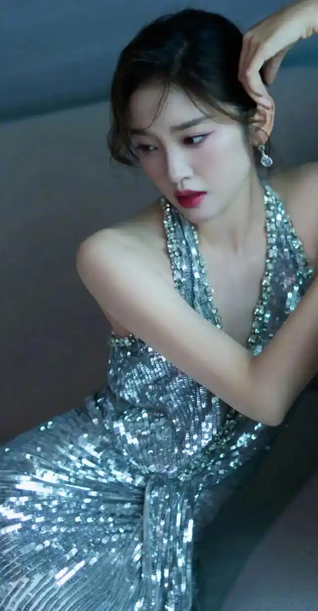 唐艺昕身穿件亮闪闪的礼服出席某活动,这件礼服的设计非常特别,闪耀的