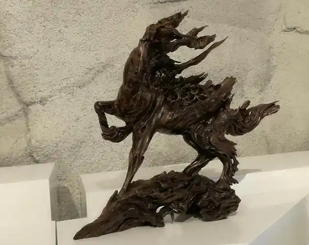 惟妙惟肖的松花湖浪木木雕