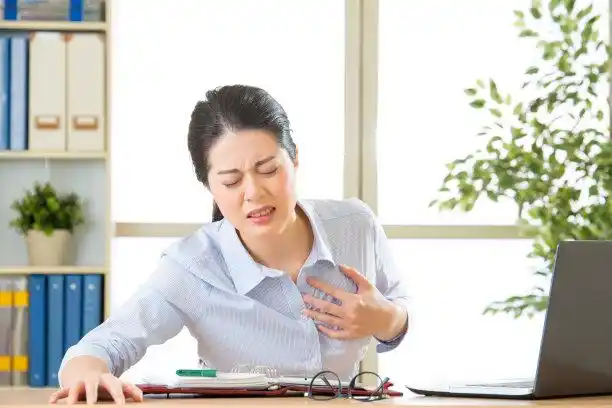 人体的疼痛一个亚洲男人在床上有心脏病发作的症状stick figure man