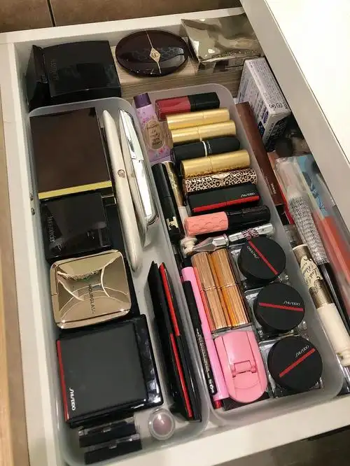 我的梳妆台抽屉最近爱用的化妆品