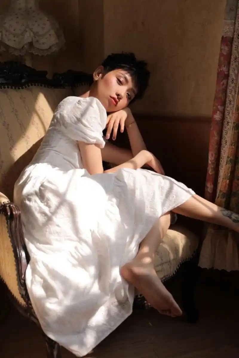 英俊潇洒,性感靓丽的#李晓峰# 容颜秀美,身材高挑,眼神妩媚,勾人心弦