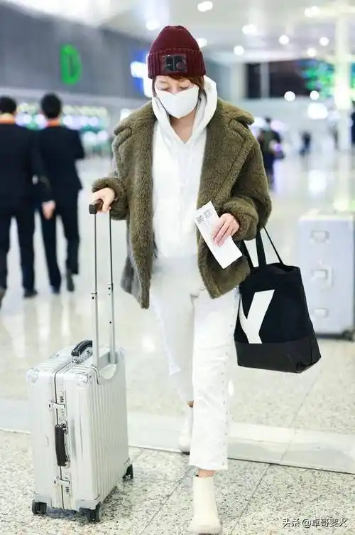 马伊琍气质不减穿墨绿色棉衣走机场加配包都过万状态好霸气