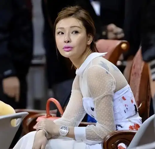 广东宏远俱乐部老板吴迪的后背上布满了清晰可见的性感纹身.