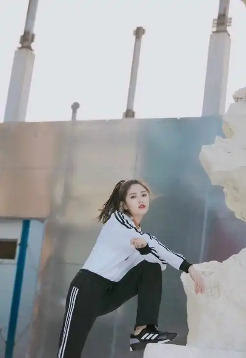陈钰琪的气质很清纯,白色运动服搭配黑色运动裤,尽显青春活力