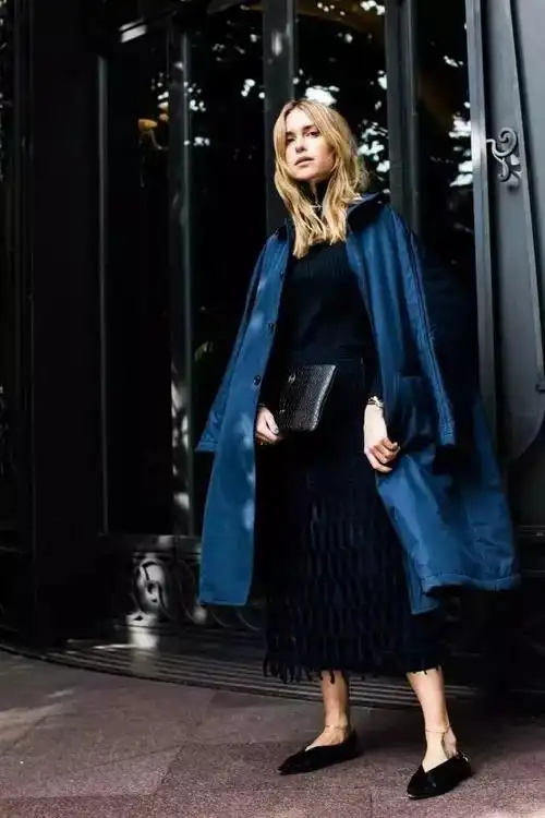 宝蓝色毛衣配黑色裤子,美不胜收.