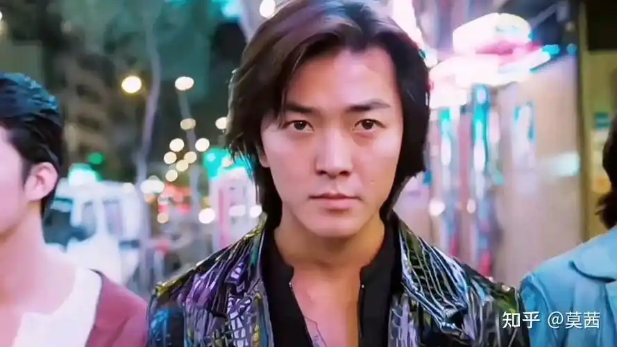 也是留着一头短发,1993年电影《超级学校霸王》中,那时的郑伊健还是留