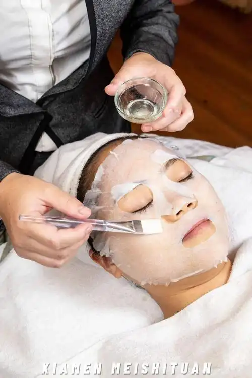 然后先来个  5分钟的基础水疗膜,激活皮肤细胞,同时  点穴按摩,促进