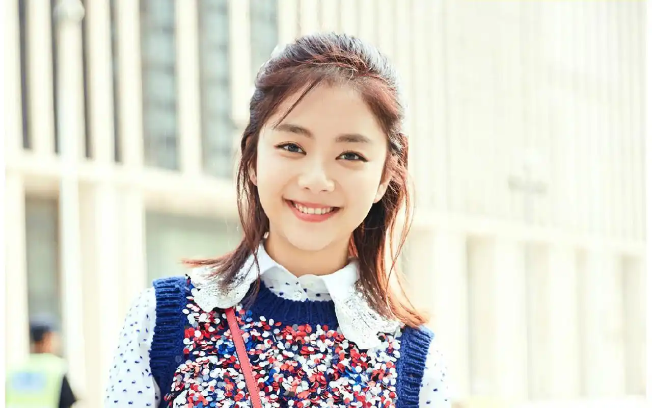 清纯美女明星谭松韵清新街拍图片桌面壁纸高清大图预览1920x1200_大陆