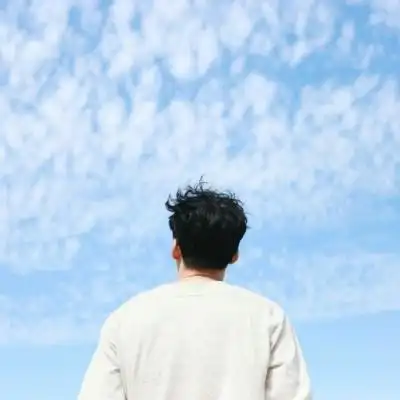 2019最火的男生背影头像帅气潮流 别再冰冷的世界尽头抛弃我