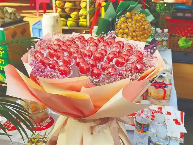 圣女果被包裹成花束.海南日报记者 李豌 摄