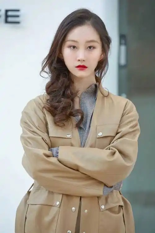 于潼早春写真曝光 简约利落风扑面而来