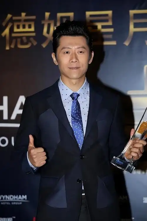 回顾夏雨:与离异父母有隔阂,与高圆圆传绯闻,娶到袁泉三生有幸